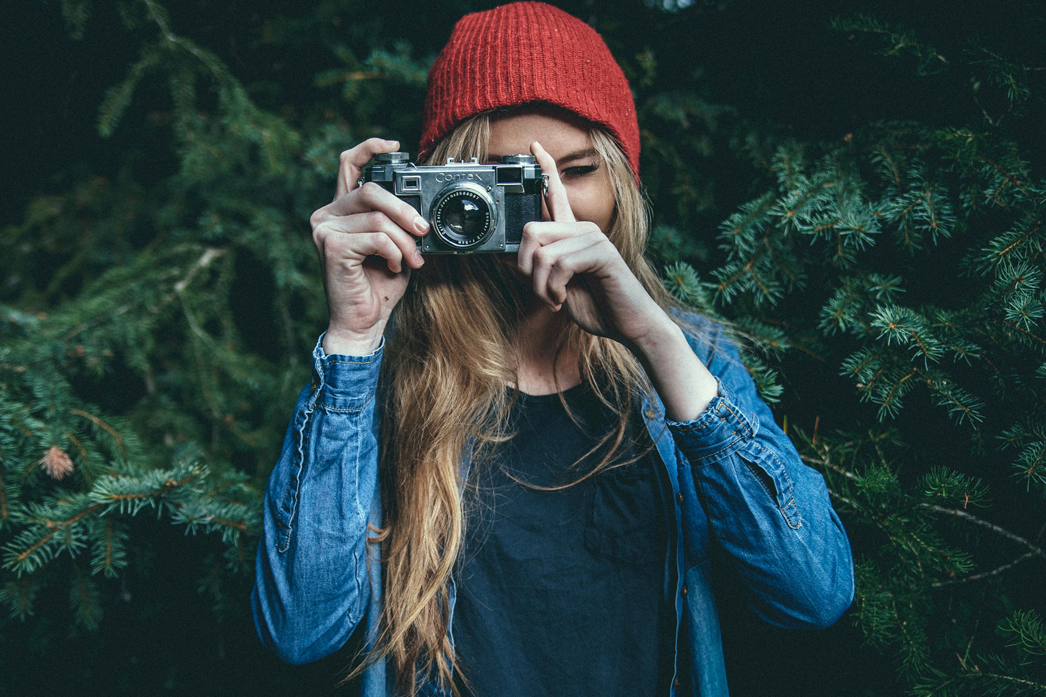 contax-camera-kamera-analog-frau