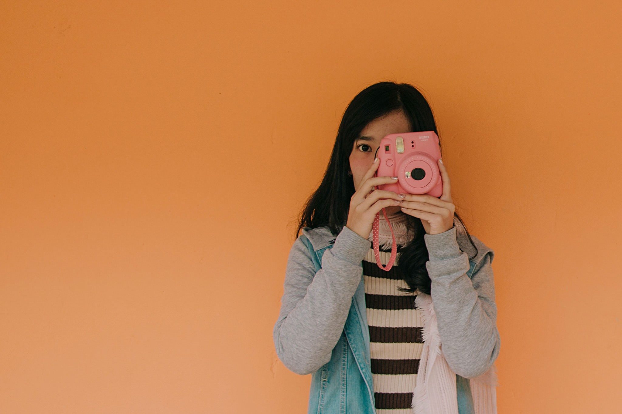 girl-pink-camera