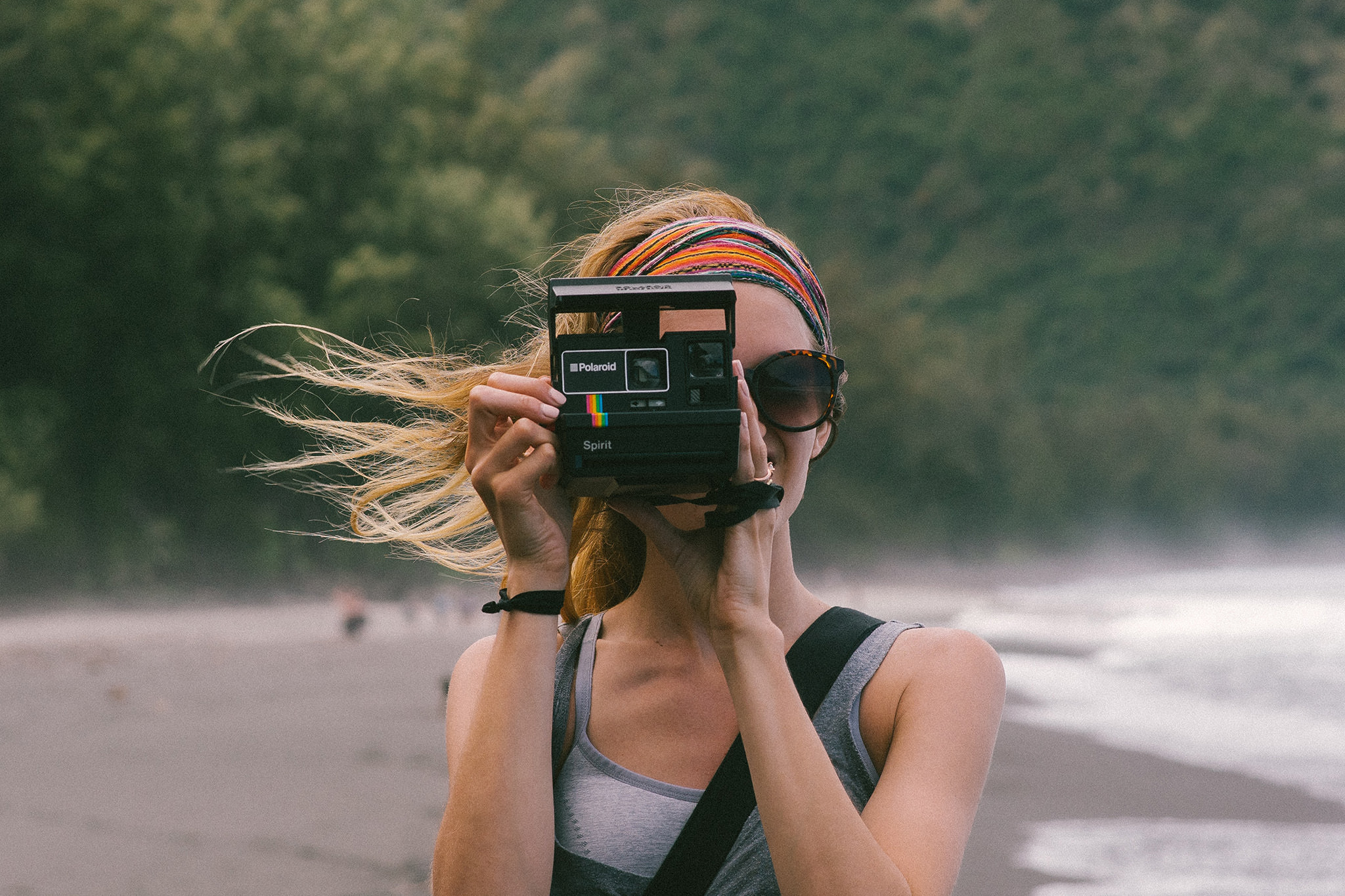 polaroid-sofortbildkamera-frau-kamera
