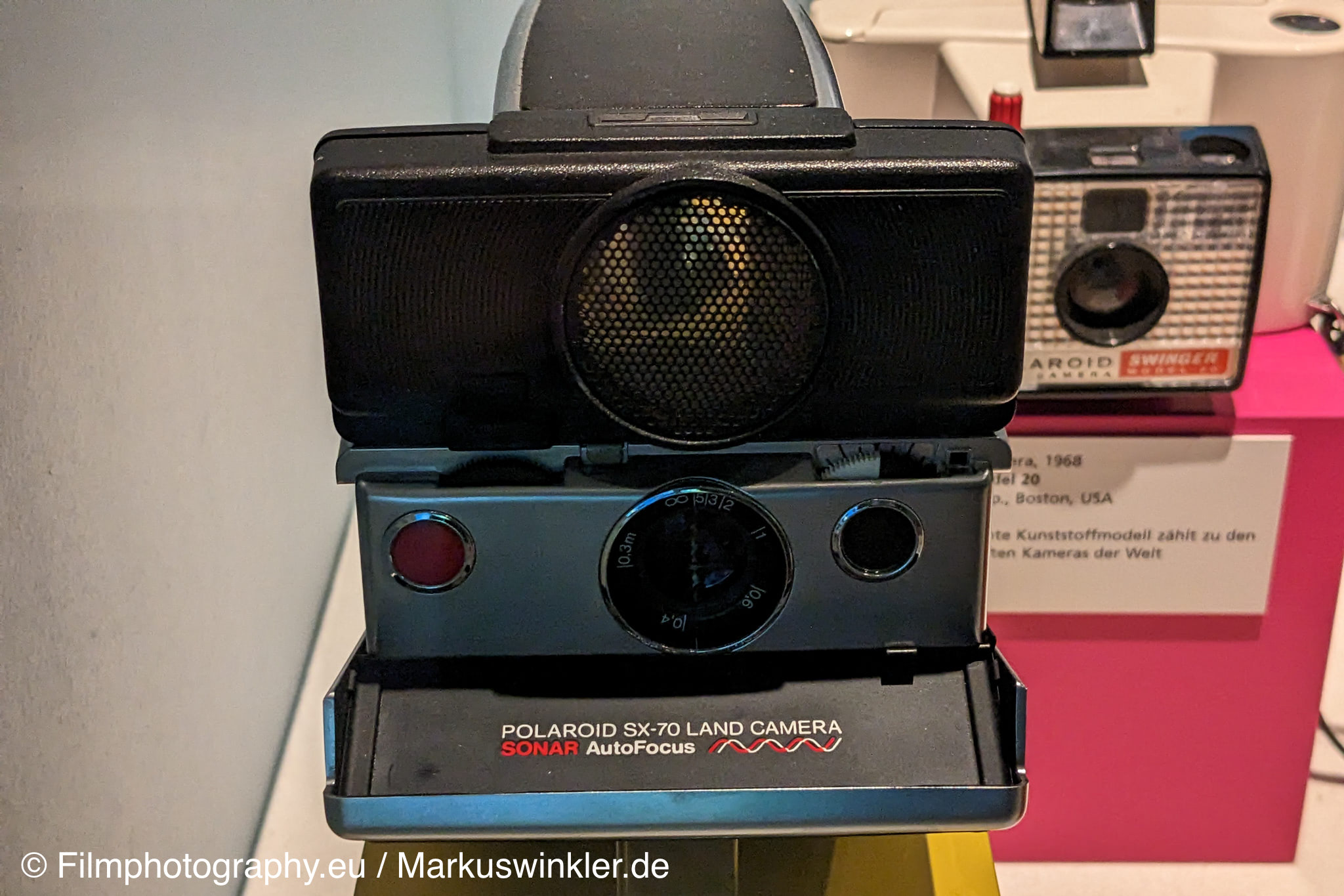 polaroid-sx-70-land-camera-sonar-autofocus