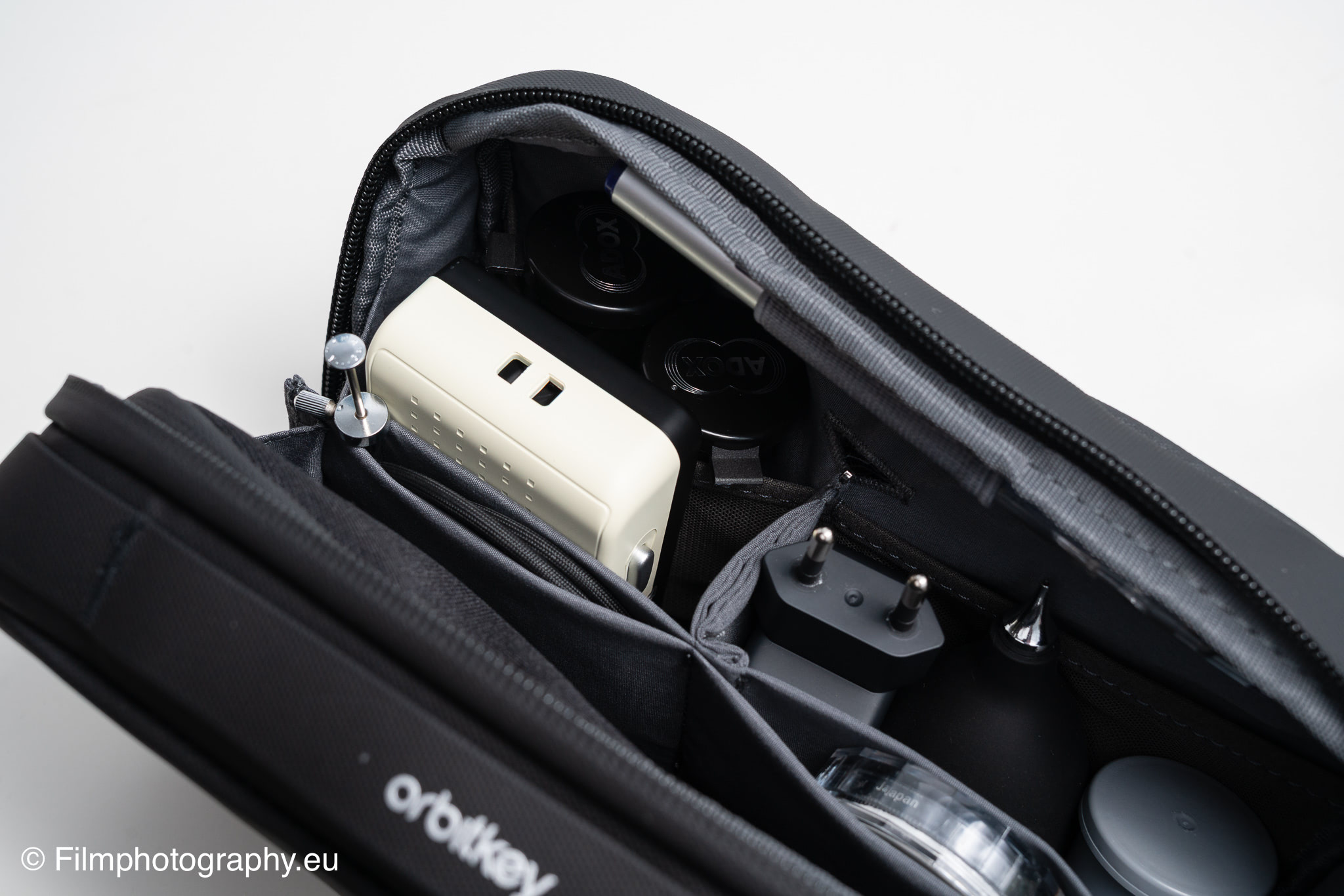 orbitkey-2-in-1-tech-accessory-pouch-review-11