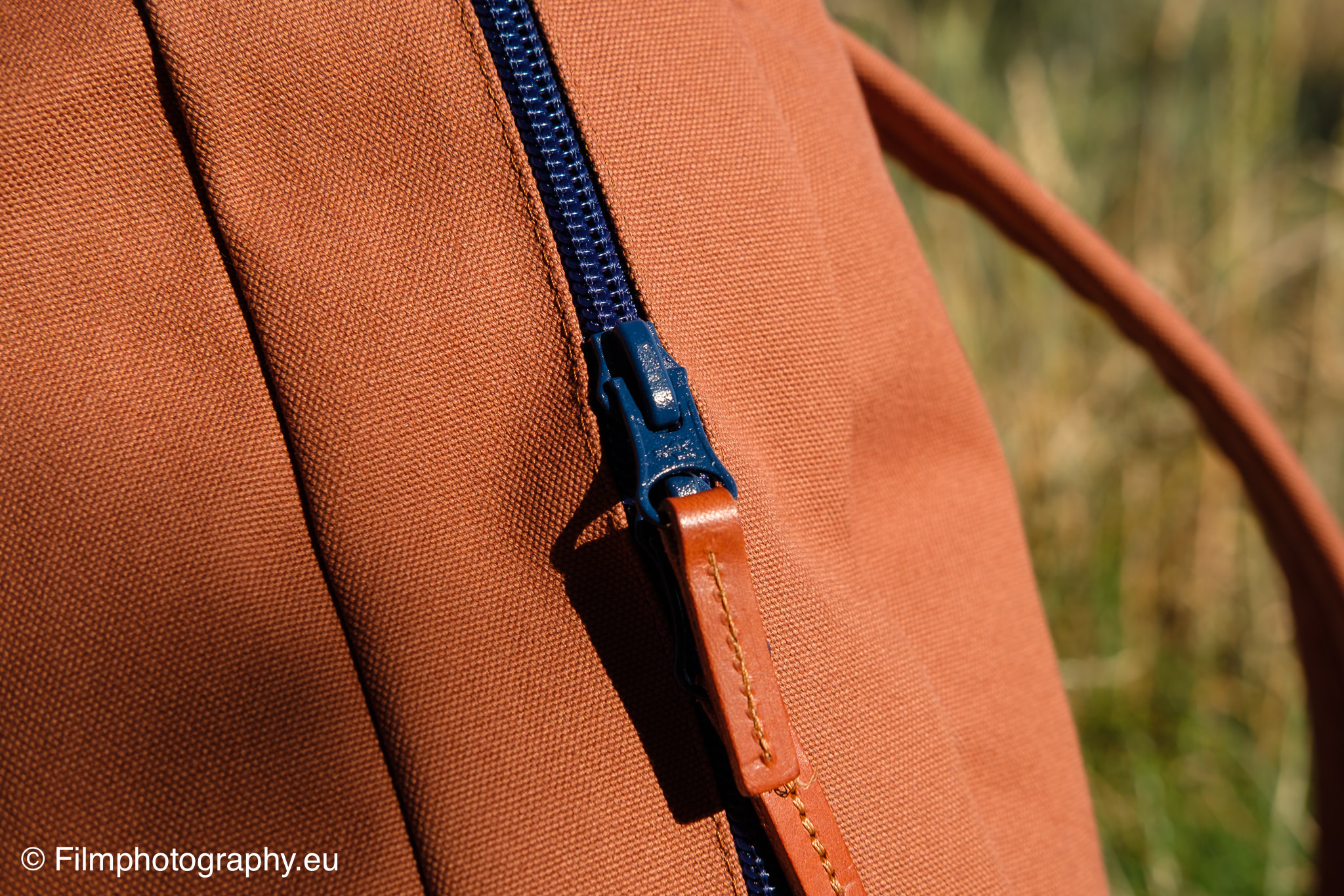 vous-pouvez-dormir-dans-la-grange-backpack-hazelnut-zipper