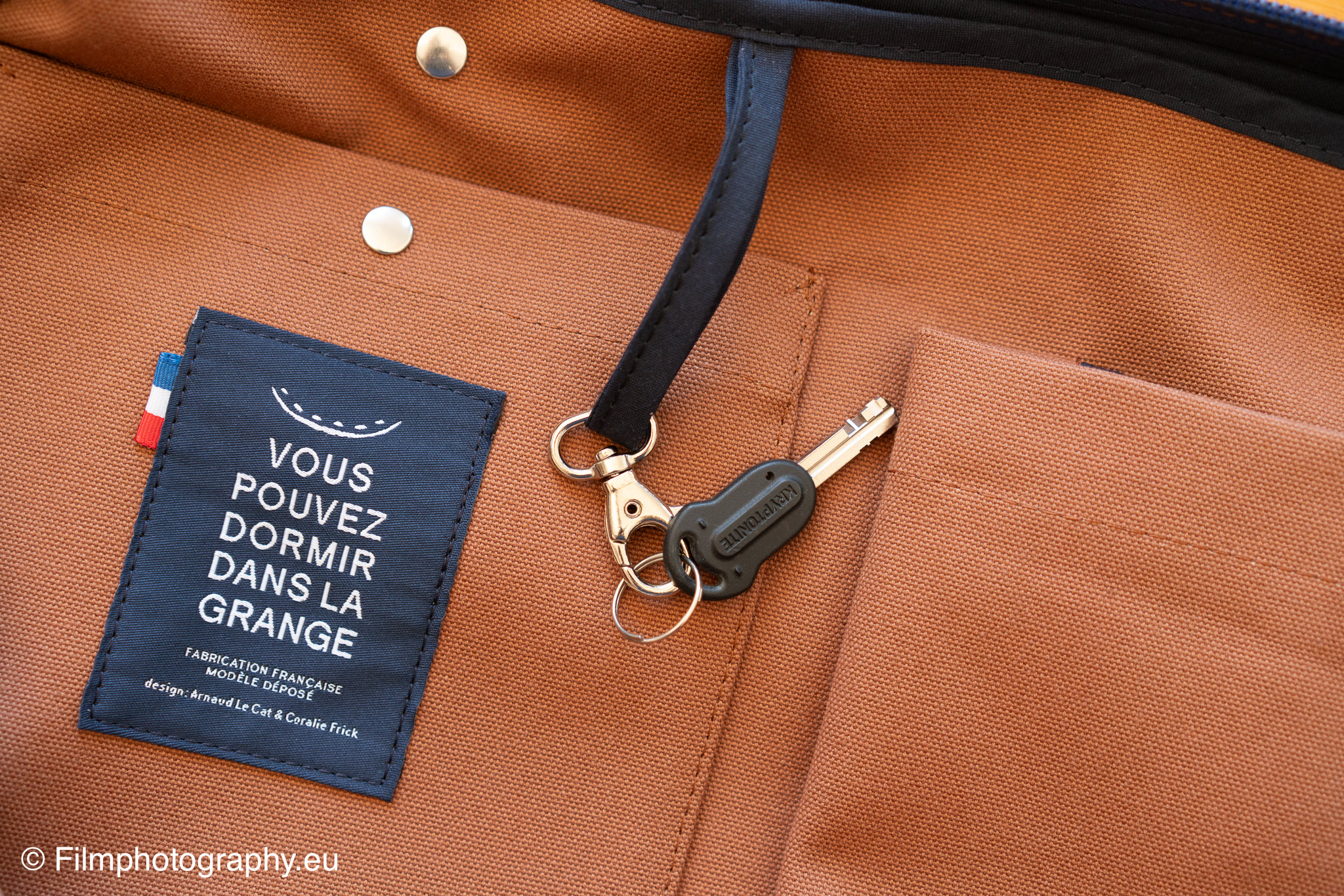 vous-pouvez-dormir-dans-la-grange-backpack-keyleash