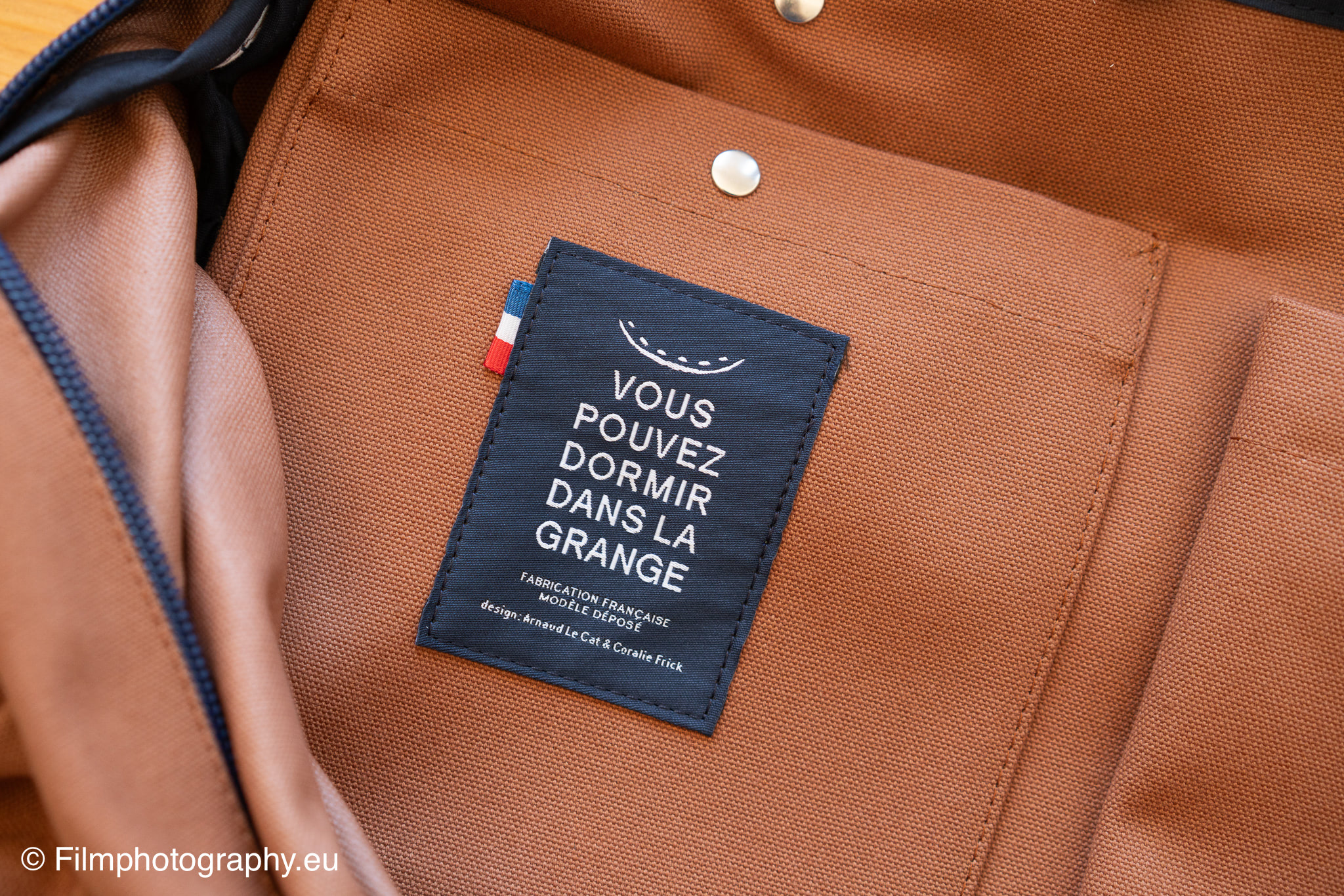 vous-pouvez-dormir-dans-la-grange-backpack-logo