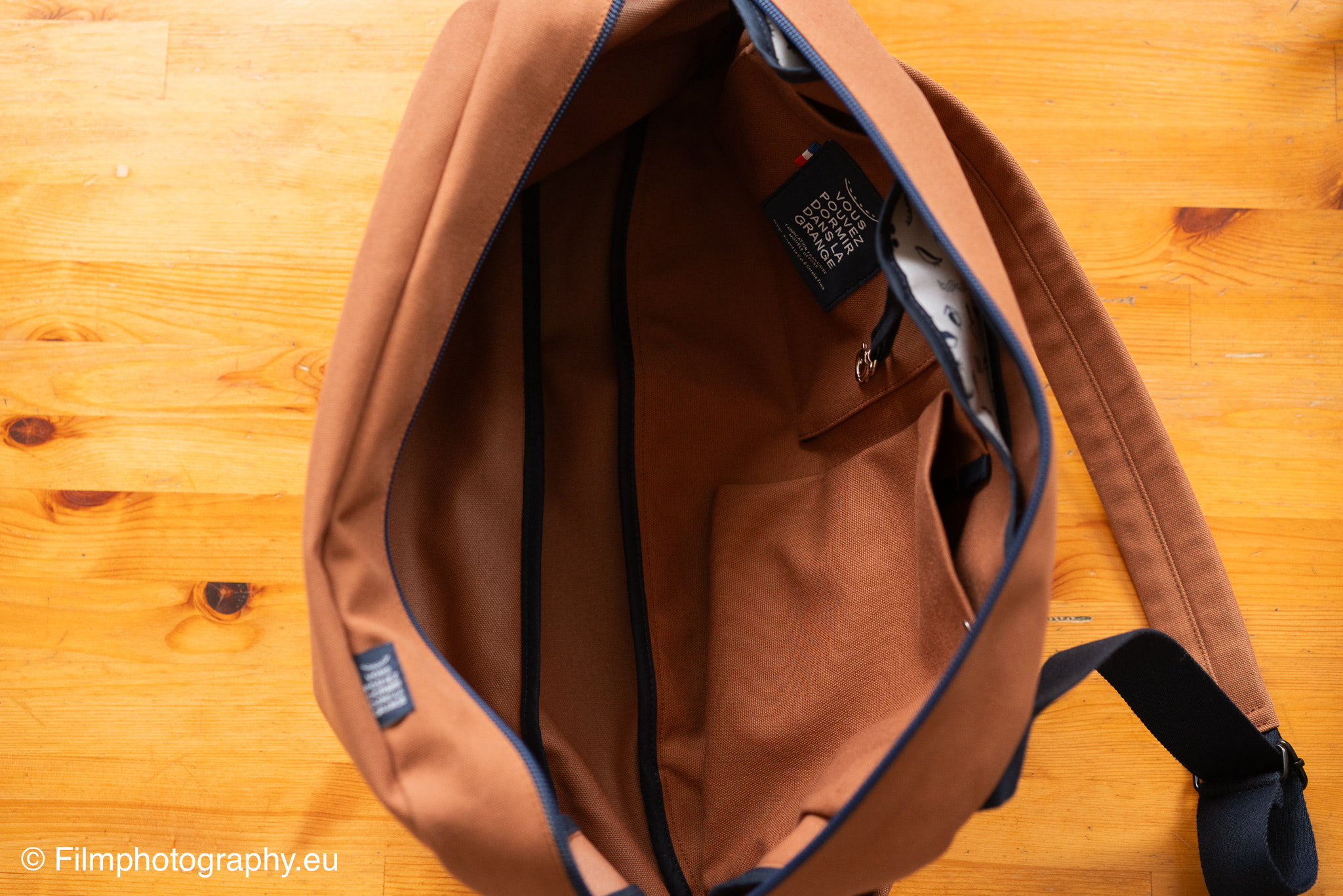 vous-pouvez-dormir-dans-la-grange-backpack-open