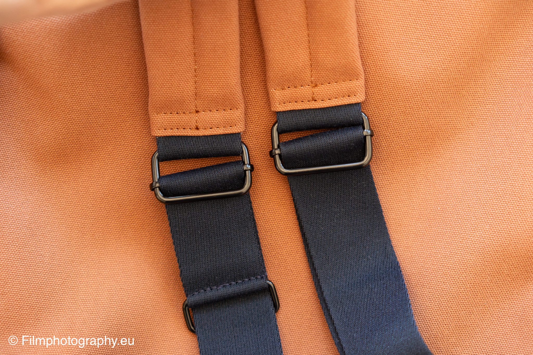 vous-pouvez-dormir-dans-la-grange-backpack-strap