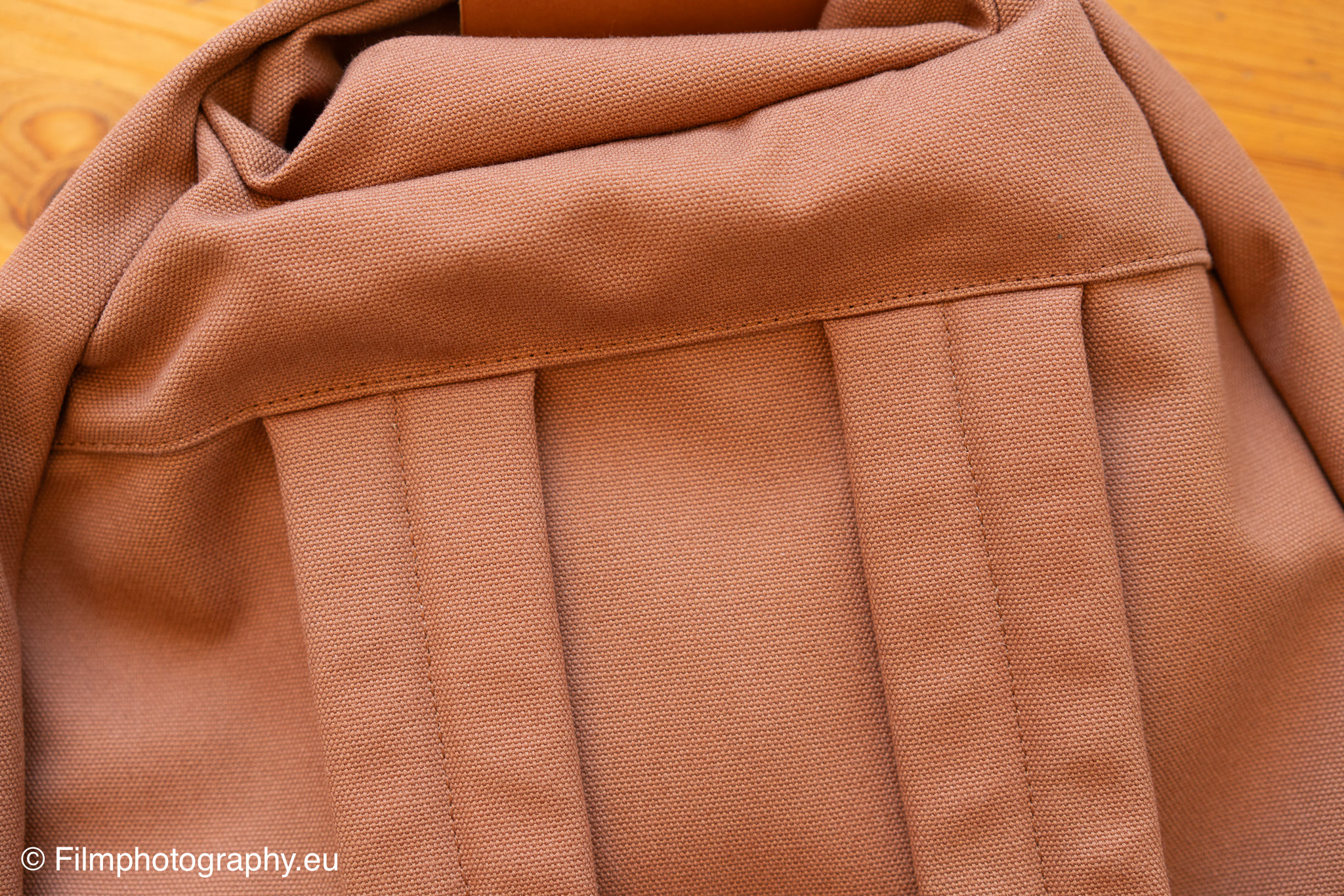 vous-pouvez-dormir-dans-la-grange-backpack-straps
