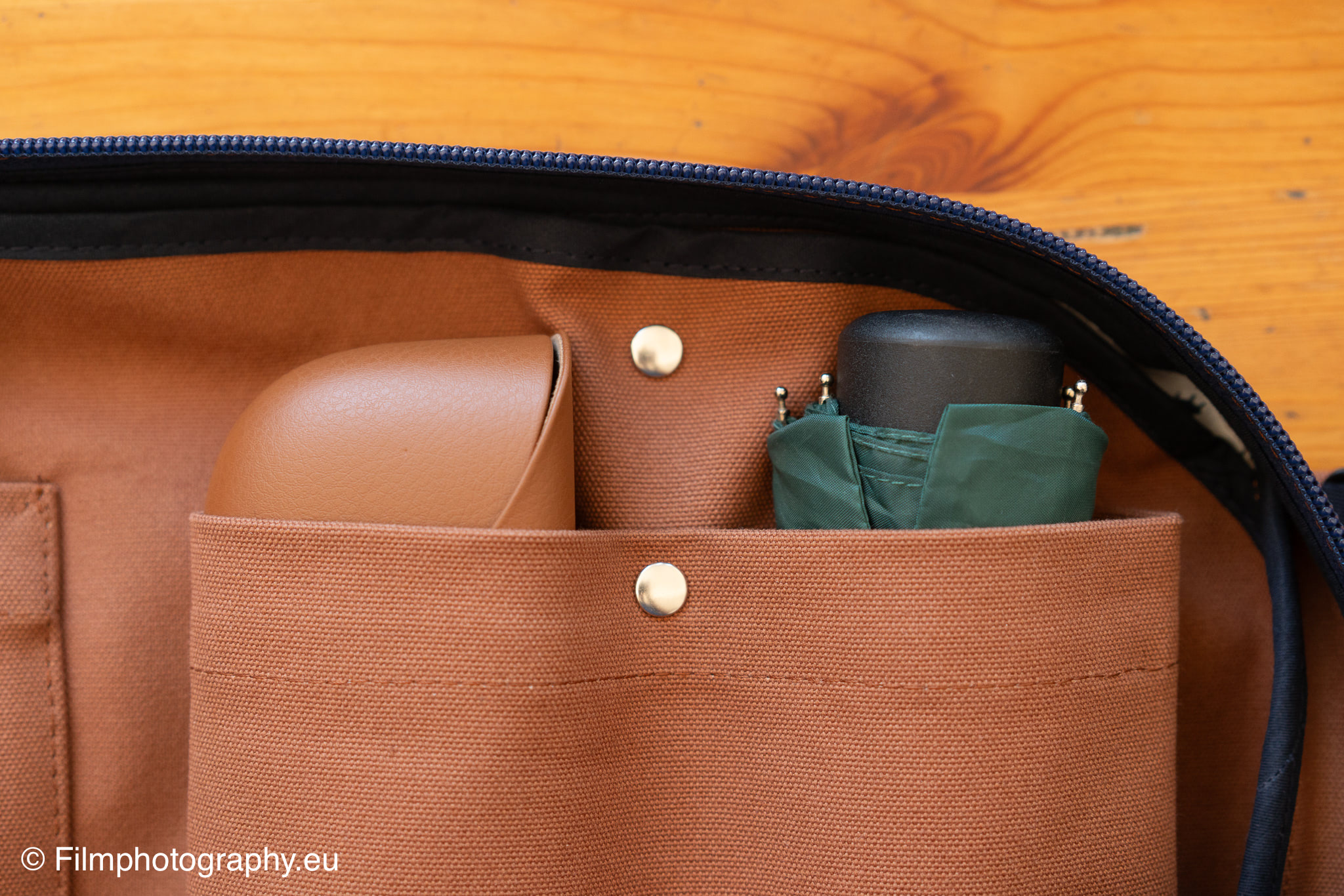 vous-pouvez-dormir-dans-la-grange-backpack-umbrella