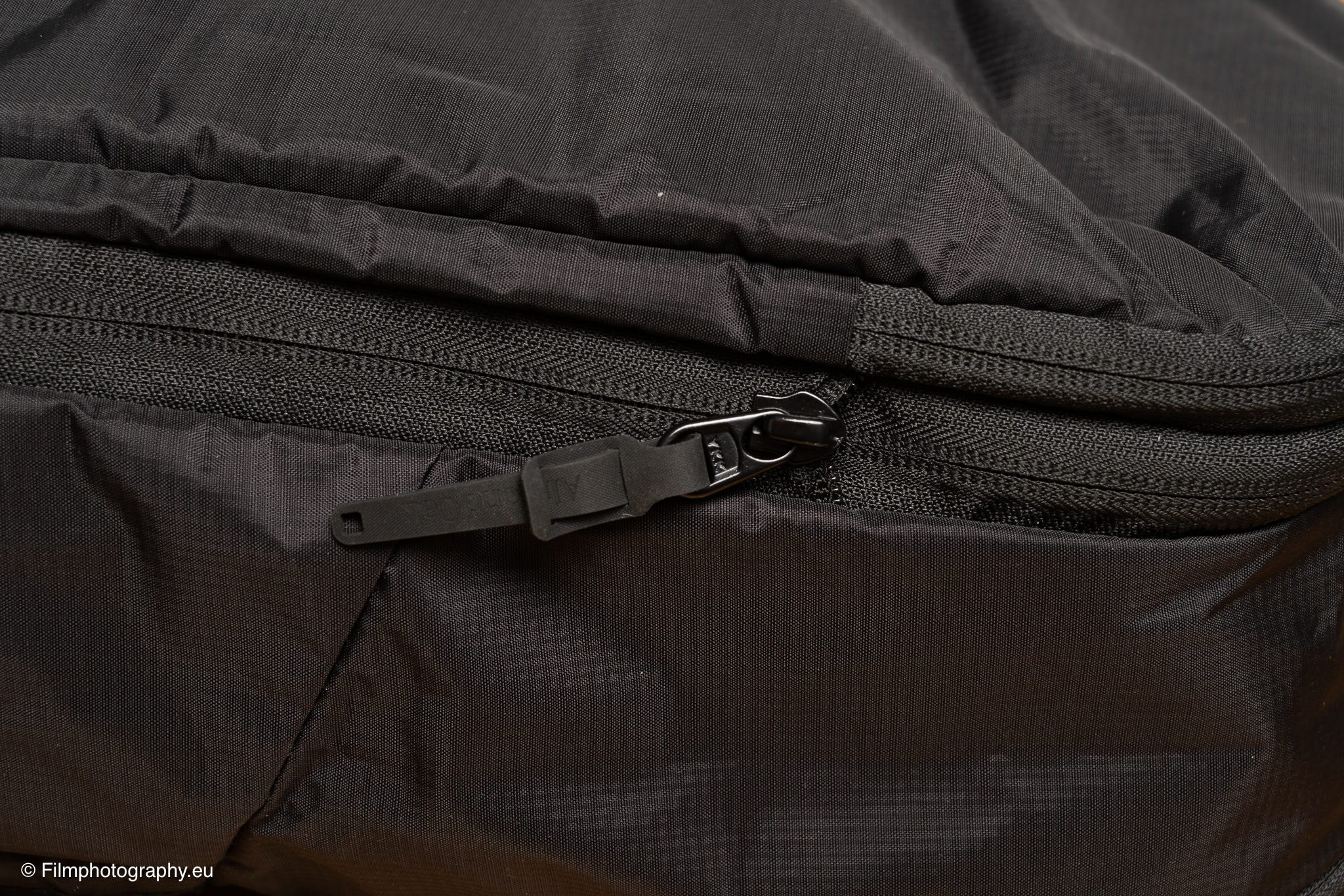 almond-oak-expandable-travel-backpack-review-zipper-2