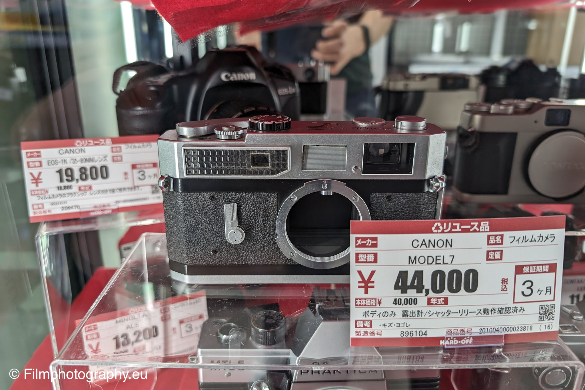 日本商店内展示的带日元价格标签的复古Canon Model 7 35mm测距相机机身