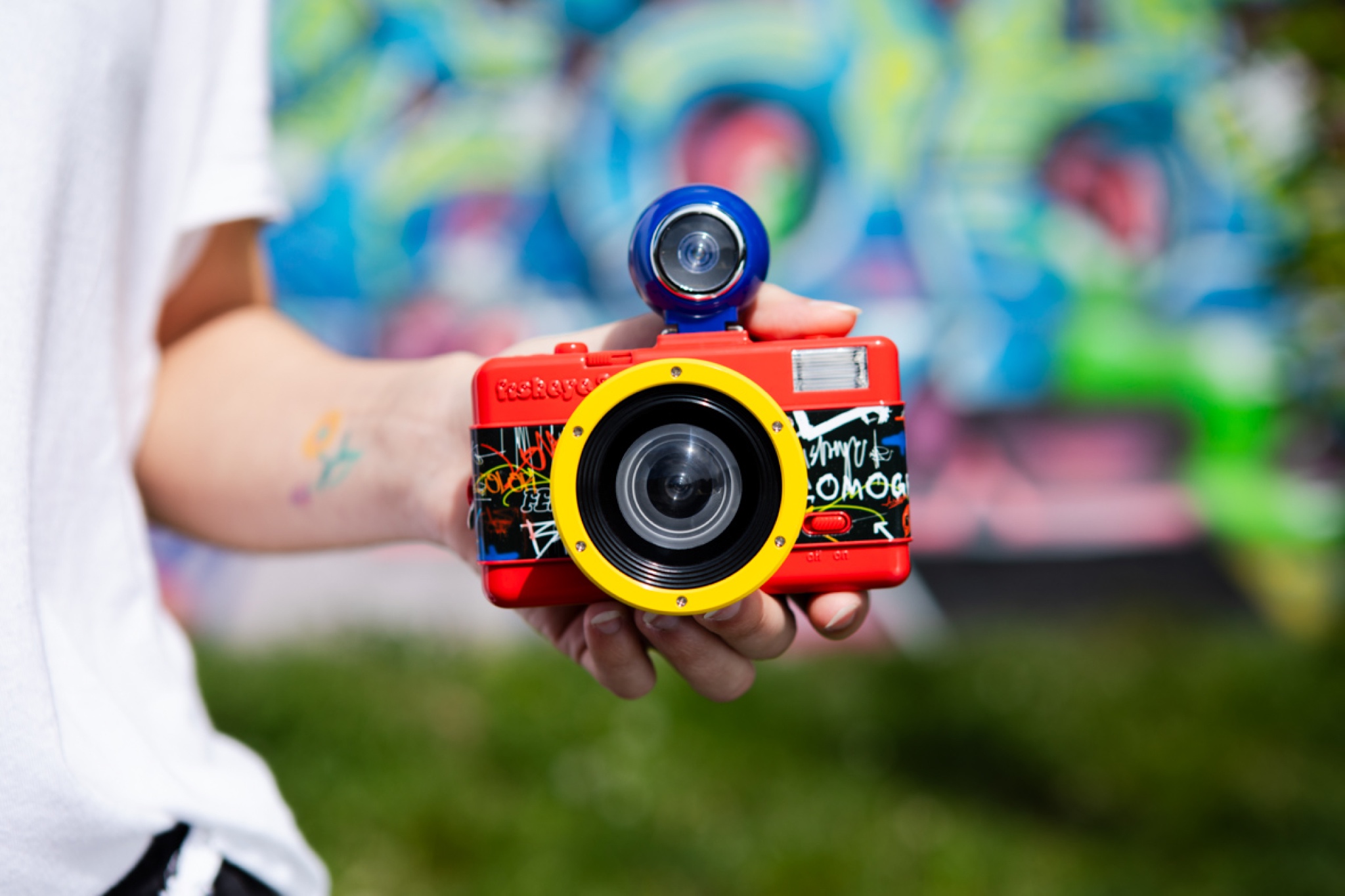 lomography-fisheye-2-graffiti-35mm-camera-5