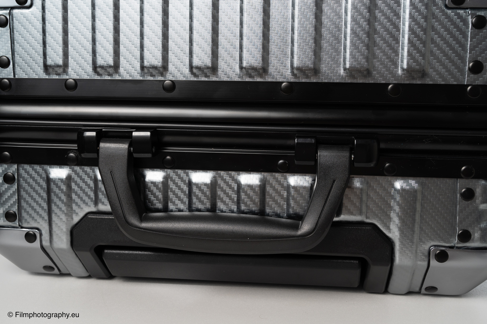 mvst-treva-aluminum-suitcase-gunmetal-review-10