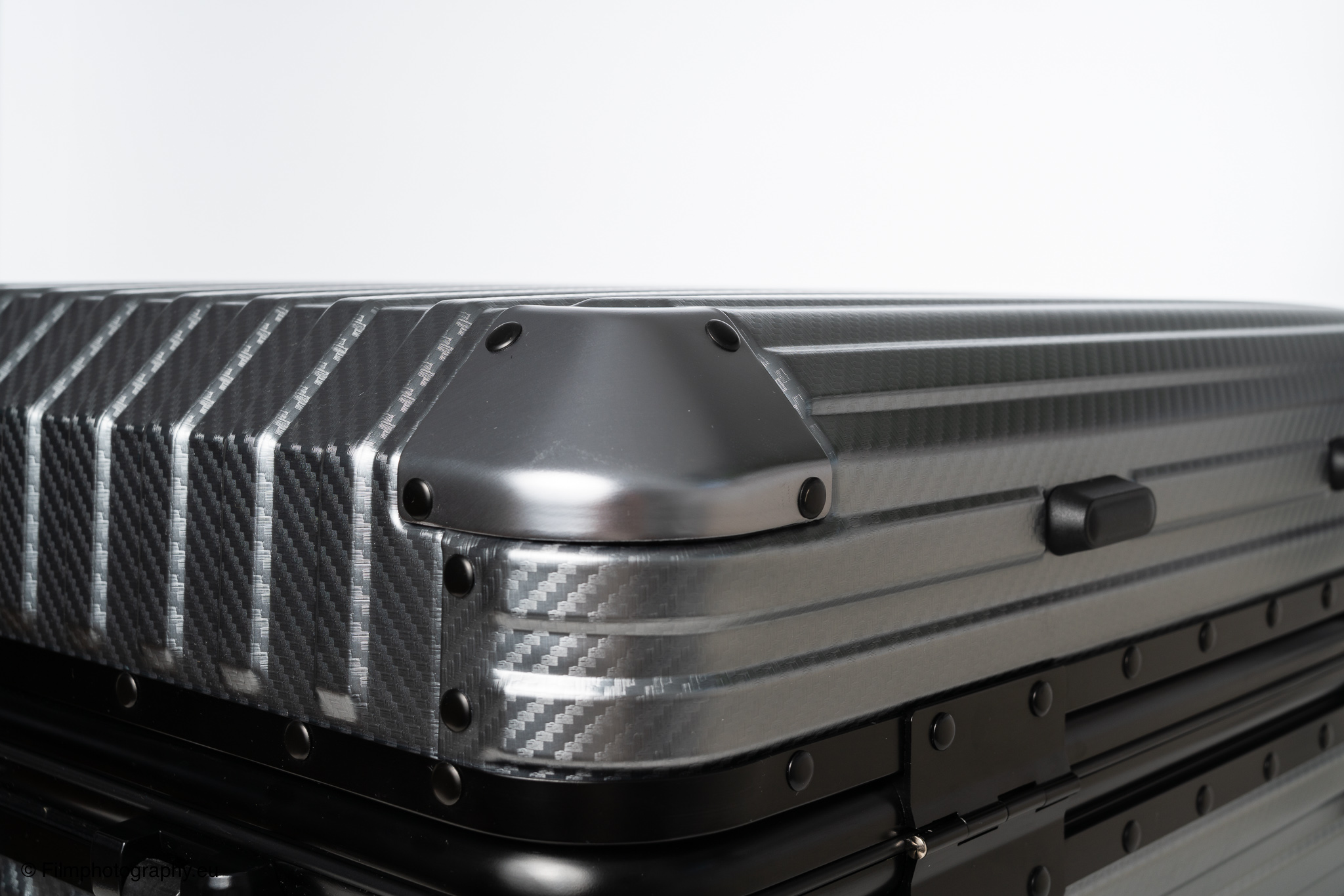 mvst-treva-aluminum-suitcase-gunmetal-review-11