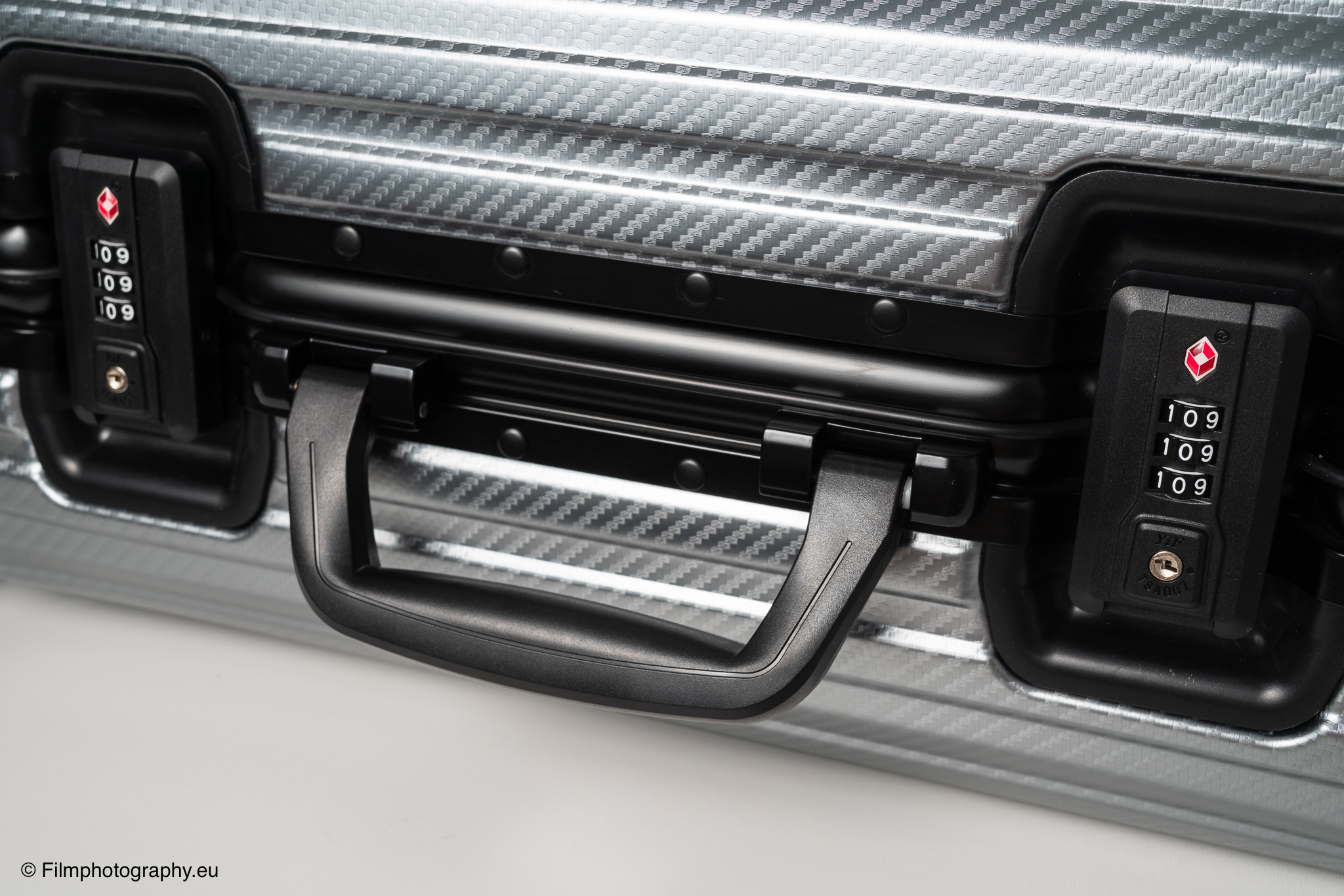 mvst-treva-aluminum-suitcase-gunmetal-review-9
