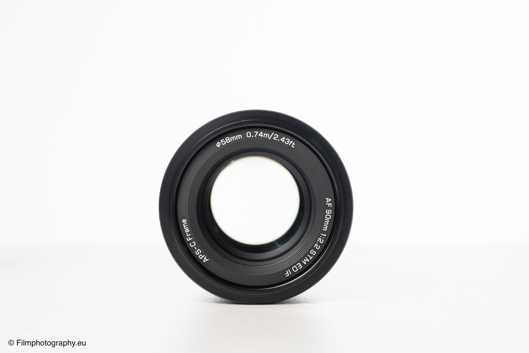 Viltrox AF 90mm f/2.2 ED IF Objektiv für Fujifilm, Frontansicht auf weißem Hintergrund, mit Blende- und Brennweitenmarkierungen.
