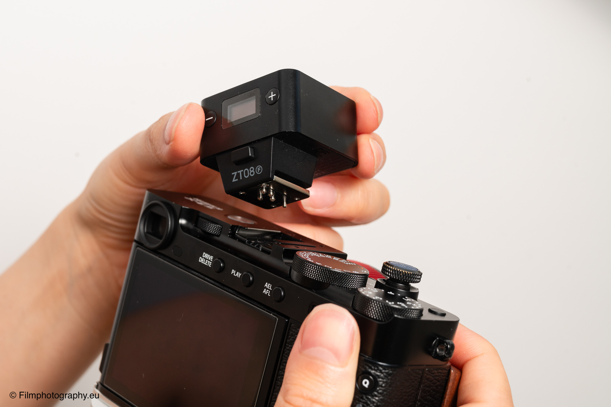 Zeniko ZT08 TTL Blitz auf Fujifilm spiegellos Kamerahotshoe montieren, Produktfoto auf weißem Hintergrund
