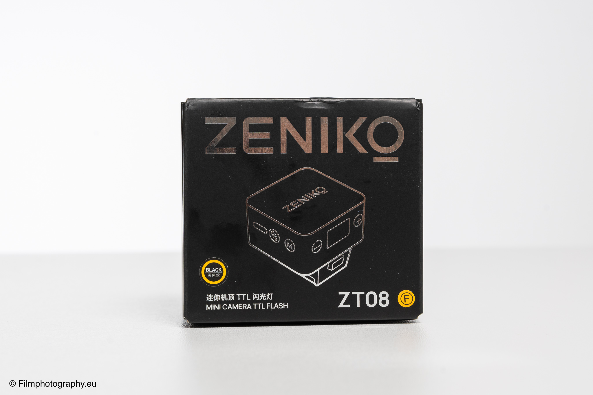 Zeniko ZT08 TTL-Blitz für Fujifilm-Kameras in schwarzer Einzelverpackung auf weißem Hintergrund