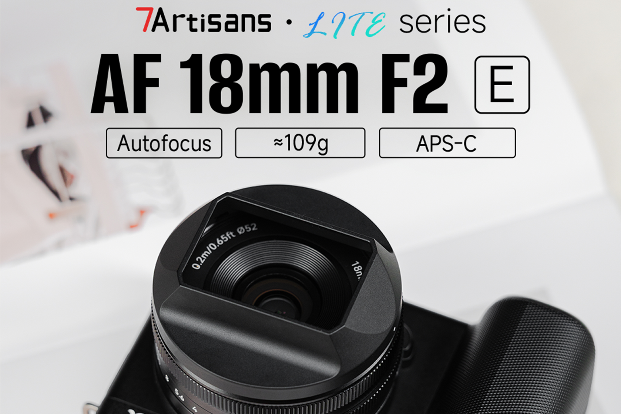 7Artisans AF 18mm F2 E LITE镜头安装在Sony相机上，带内置花瓣遮光罩，亮白背景产品照片