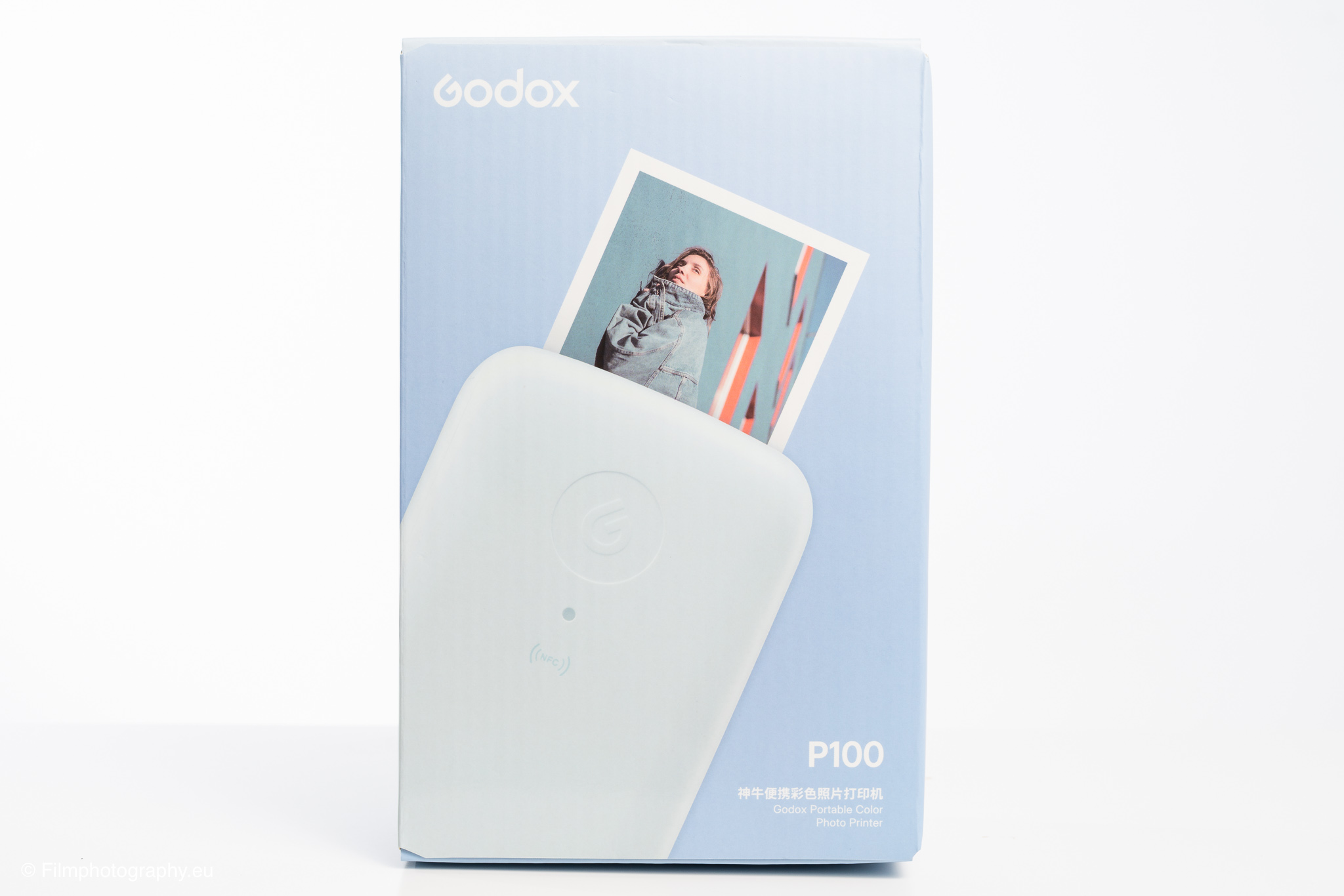 Verpackungsschachtel des Godox P100 tragbaren Fotodruckers vor weißem Hintergrund für einen Test.