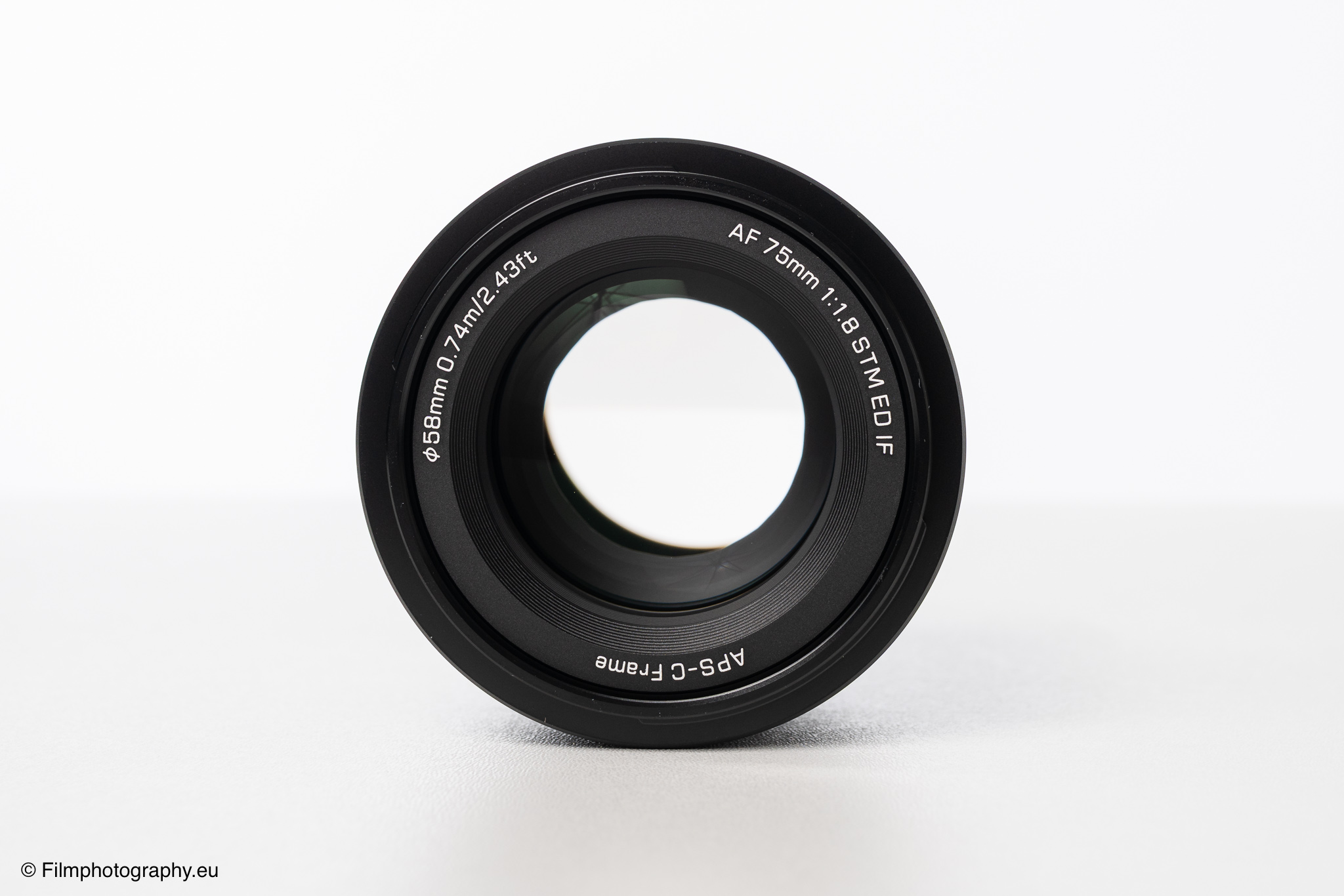Viltrox AF 75mm f/1.8 EVO Fujifilm镜头正面拍摄，干净的白色影棚背景